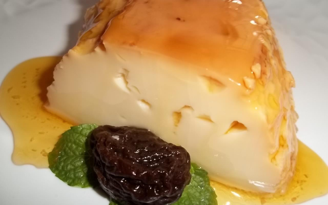 Pudim de leite com coco