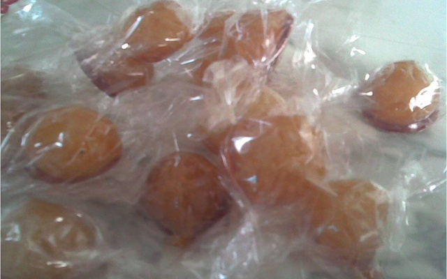 Bala de coco caramelizada