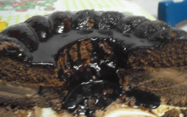 Bolo recheado com mousse de Chocolate Alpino