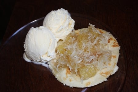 Panqueca americana com doce de abacaxi