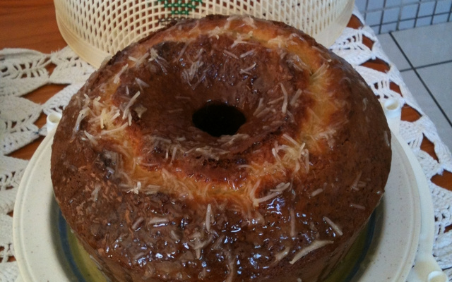 Bolo de Iogurte com calda de laranja e coco