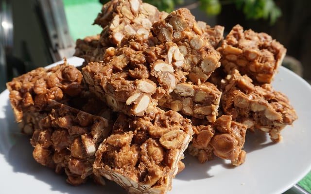 Pé de moleque de amendoim