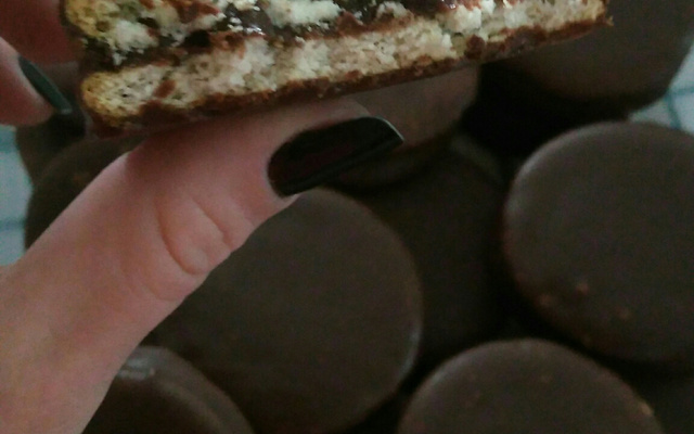 Alfajor com brigadeiro de banana