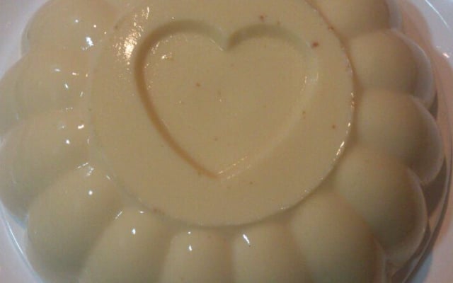 Pudim de pêssego em calda