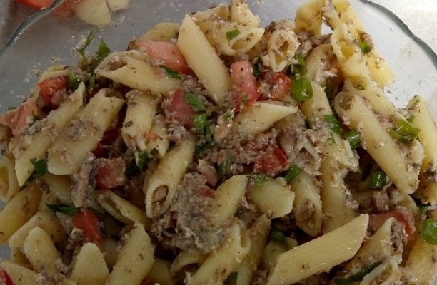 Salada de macarrão com sardinha