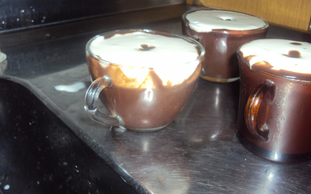 Chocolate quente simples com chantilly caseiro