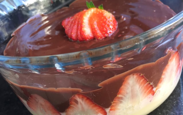 Bombom de morango na travessa