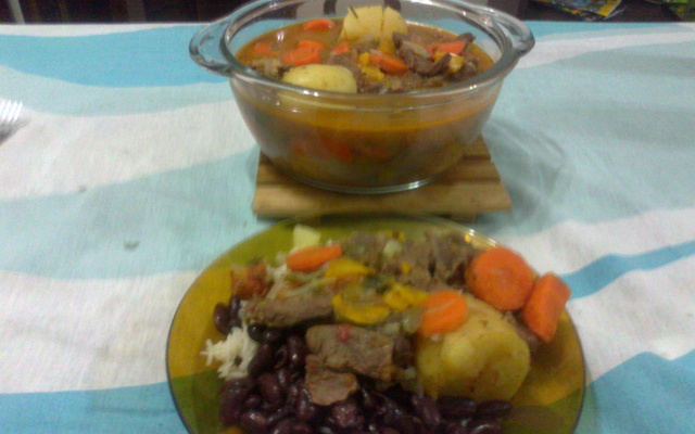 Carne de panela com legumes