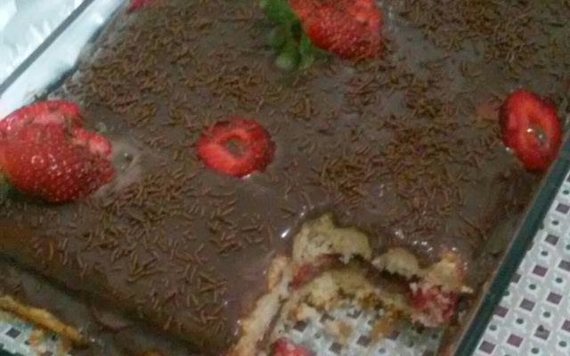 Bolo de baunilha com morangos