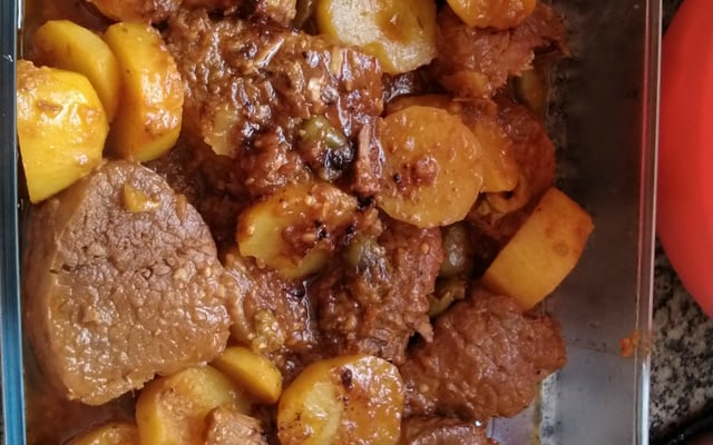 Carne assada com batatas douradas