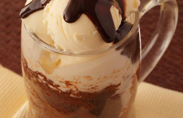 Bolo de caneca com sorvete e calda de chocolate