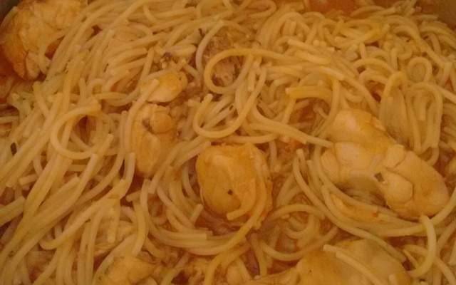 Frango com macarrão na mesma panela