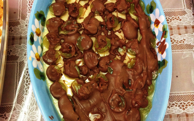 Bombom de uva na travessa