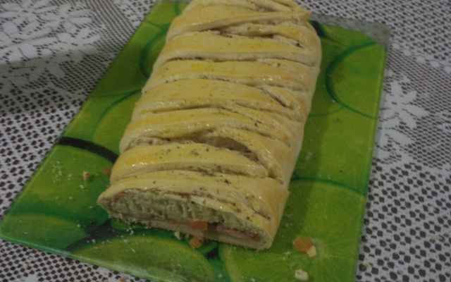 Pizza enrolada com recheio misto