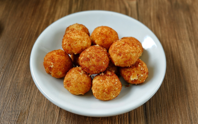 Bolinho de castanha-do-Pará com queijo