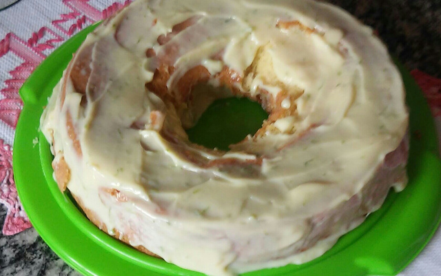 Bolo de iogurte com cobertura de leite condensado e limão