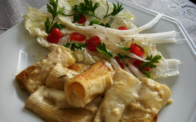 Rigatoni Giganti recheado com mossarela de búfala e shitake, ao molho de queijos e ervas