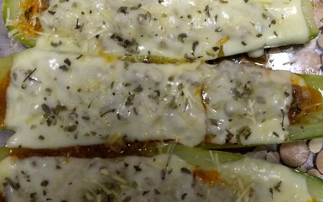 Canoa de abobrinha recheada com carne moída