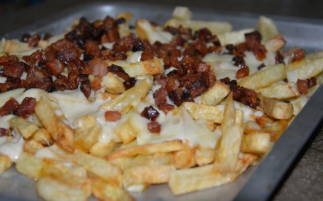 Batata frita com queijo e bacon