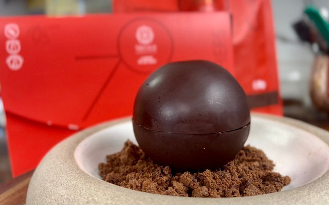 Esfera de chocolate recheada com mousse e cocada cremosa