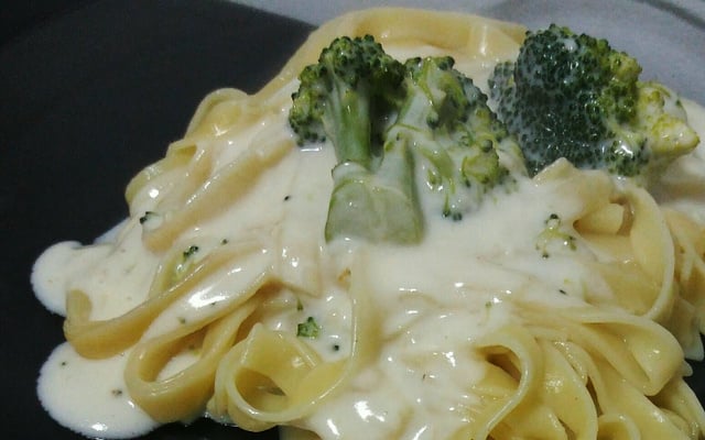 Espaguete ao molho branco com brócolis