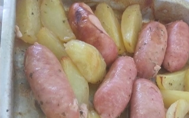 Linguiça toscana no forno com batata