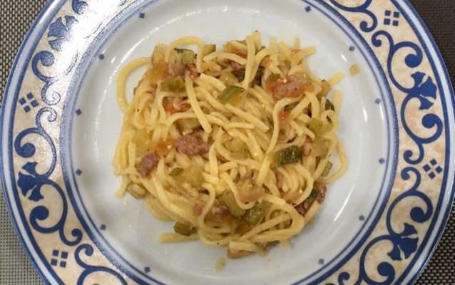 Macarrão com abobrinha e calabresa