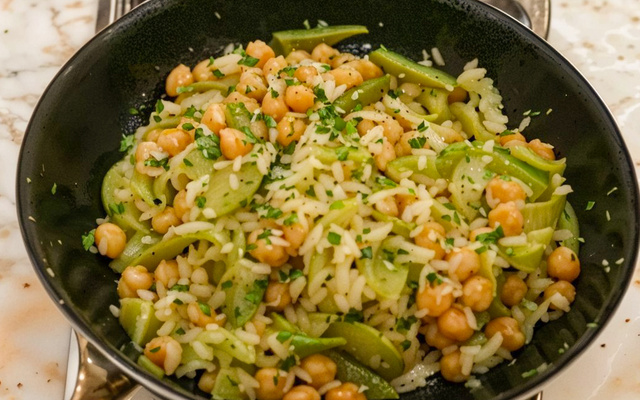 Grão-de-bico com legumes