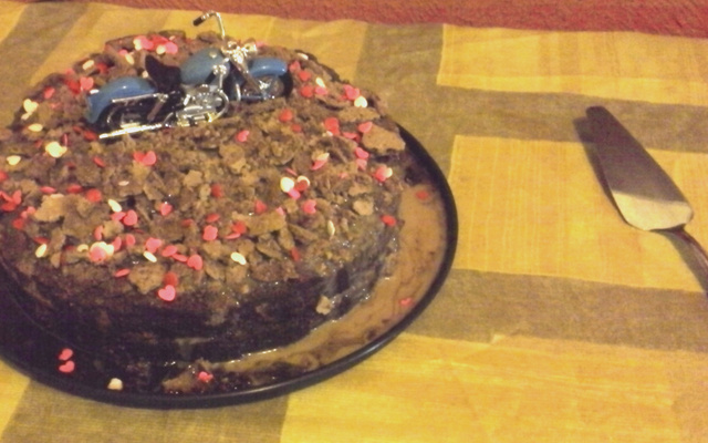 Bolo montenegro de chocolate, passas e calda de doce de leite