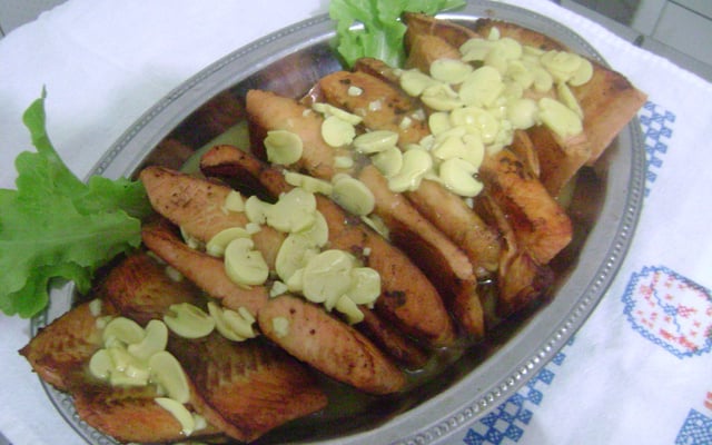Filé de salmão ao molho de mostarda e champignon