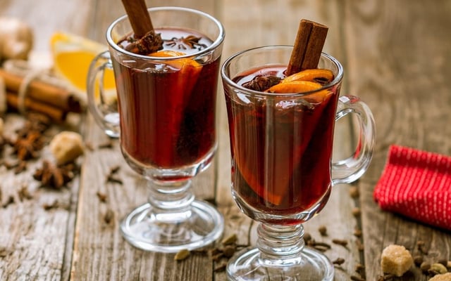 Quentão de vinho e cachaça com laranja e especiarias