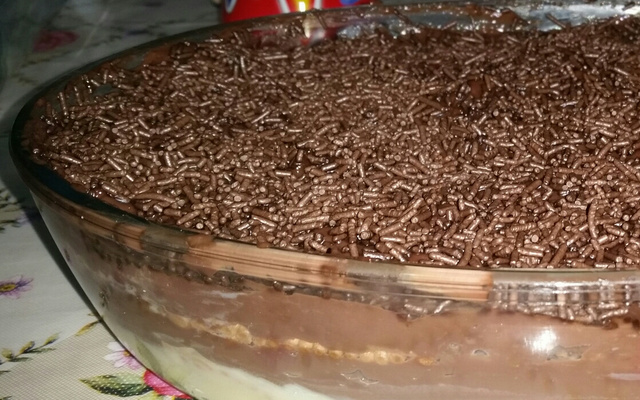 Pavê de bolacha maisena com creme branco e creme preto