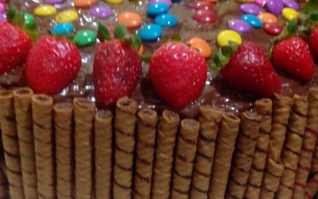 Bolo de chocolate com guloseimas