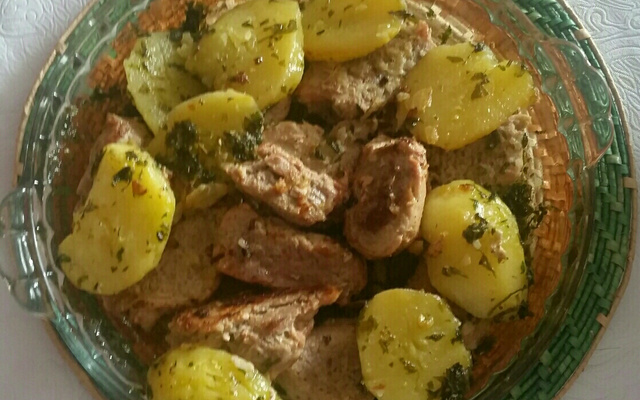 Filé mignon suíno com batata assada na manteiga e salsa