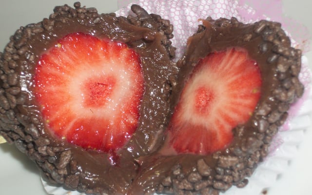 Brigadeiro trufado com morango