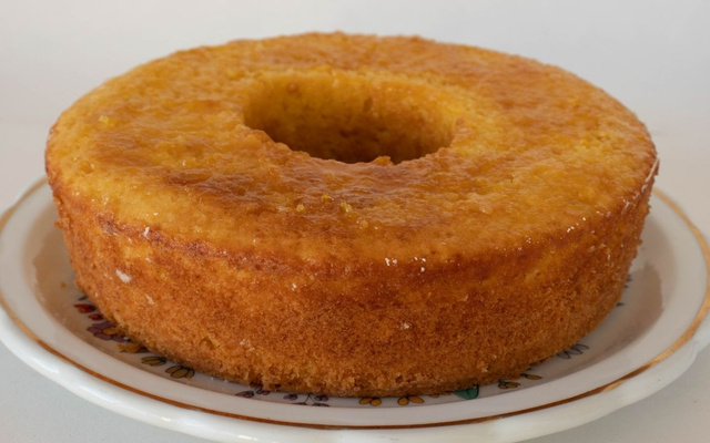 Bolo de laranja sem glúten muito fácil em prato decorado