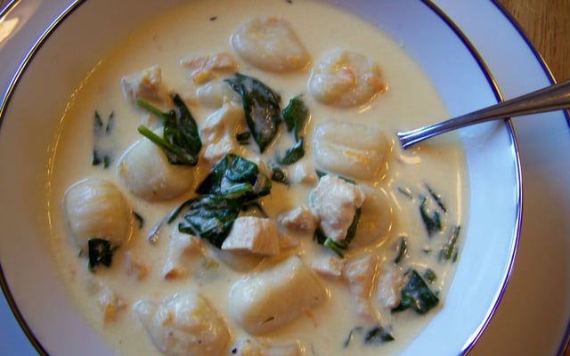 Sopa de frango com nhoque