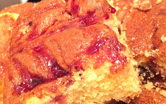 Bolo de fubá com geleia de frutas vermelhas