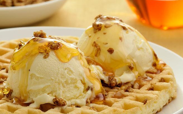 Waflles com granola, mel e sorvete
