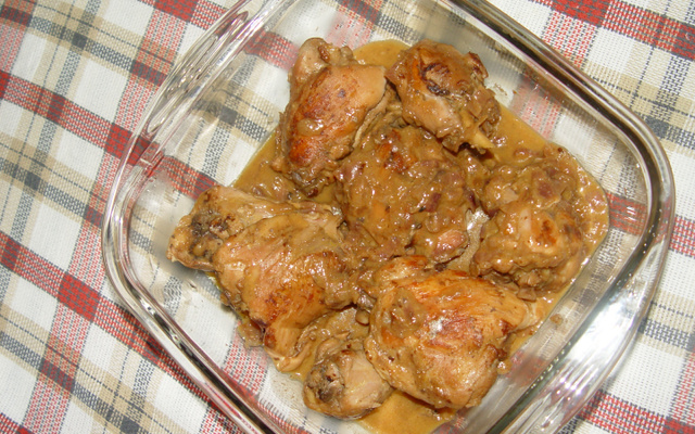 Coxa e sobrecoxa ao molho de laranja com mostarda