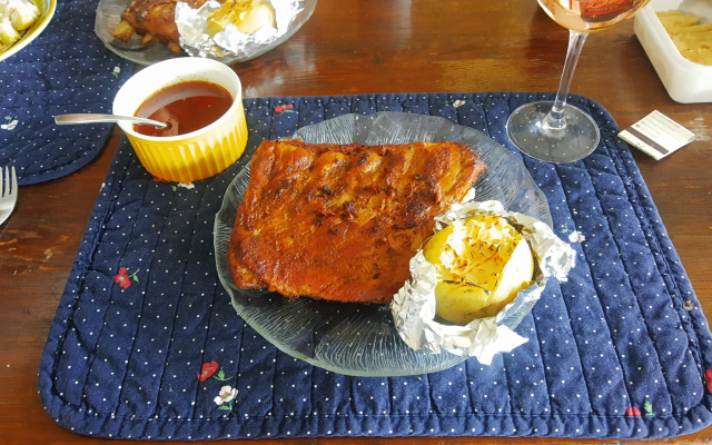 Costela suína na pressão e crocante servida com batatas recheadas