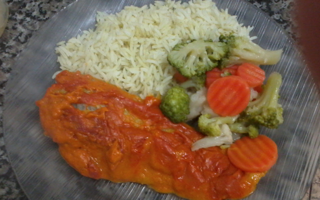 Filé de merluza rápida, com requeijão e molho de tomate