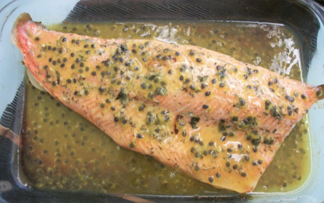 Salmão ao molho de maracujá