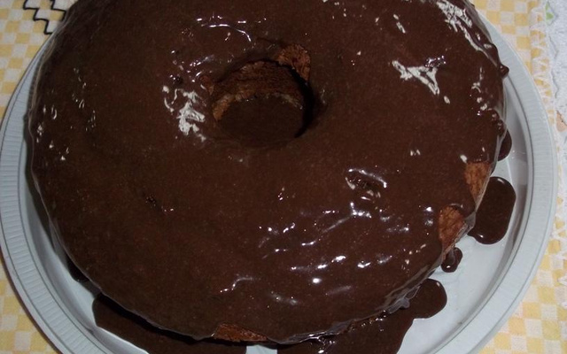Bolo cremoso de chocolate e coco