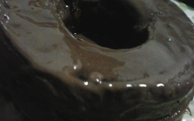 Bolo de melão com calda de chocolate