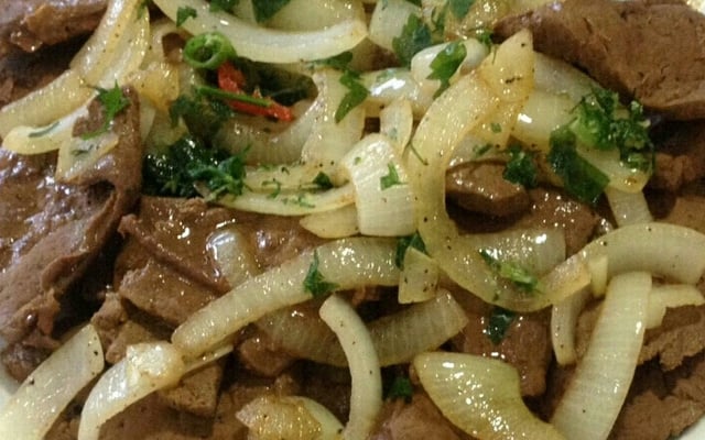 Fígado de gado acebolado