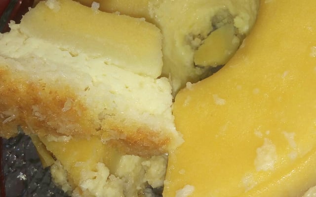 Bolo de fubá cremoso com coco