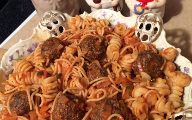 Macarrão com almôndegas rápido e barato