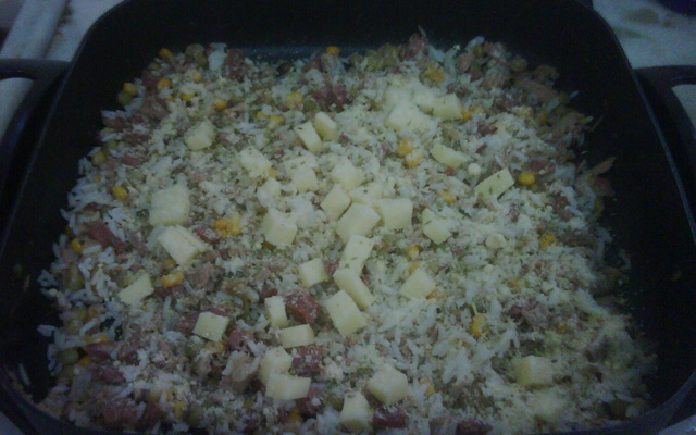 Arroz de forno com atum e legumes