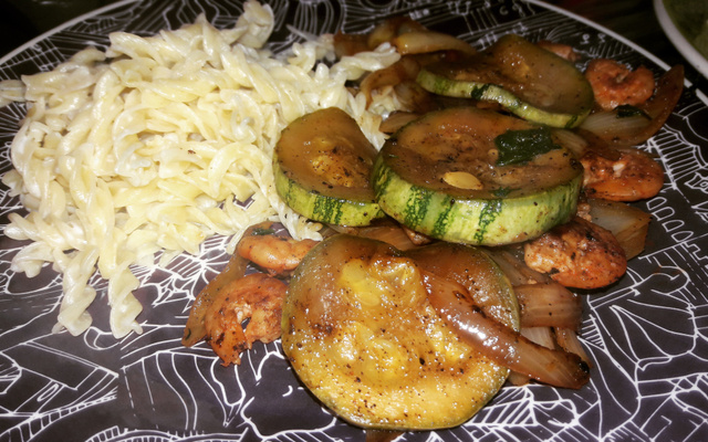 Camarões salteados com cebola e abobrinha